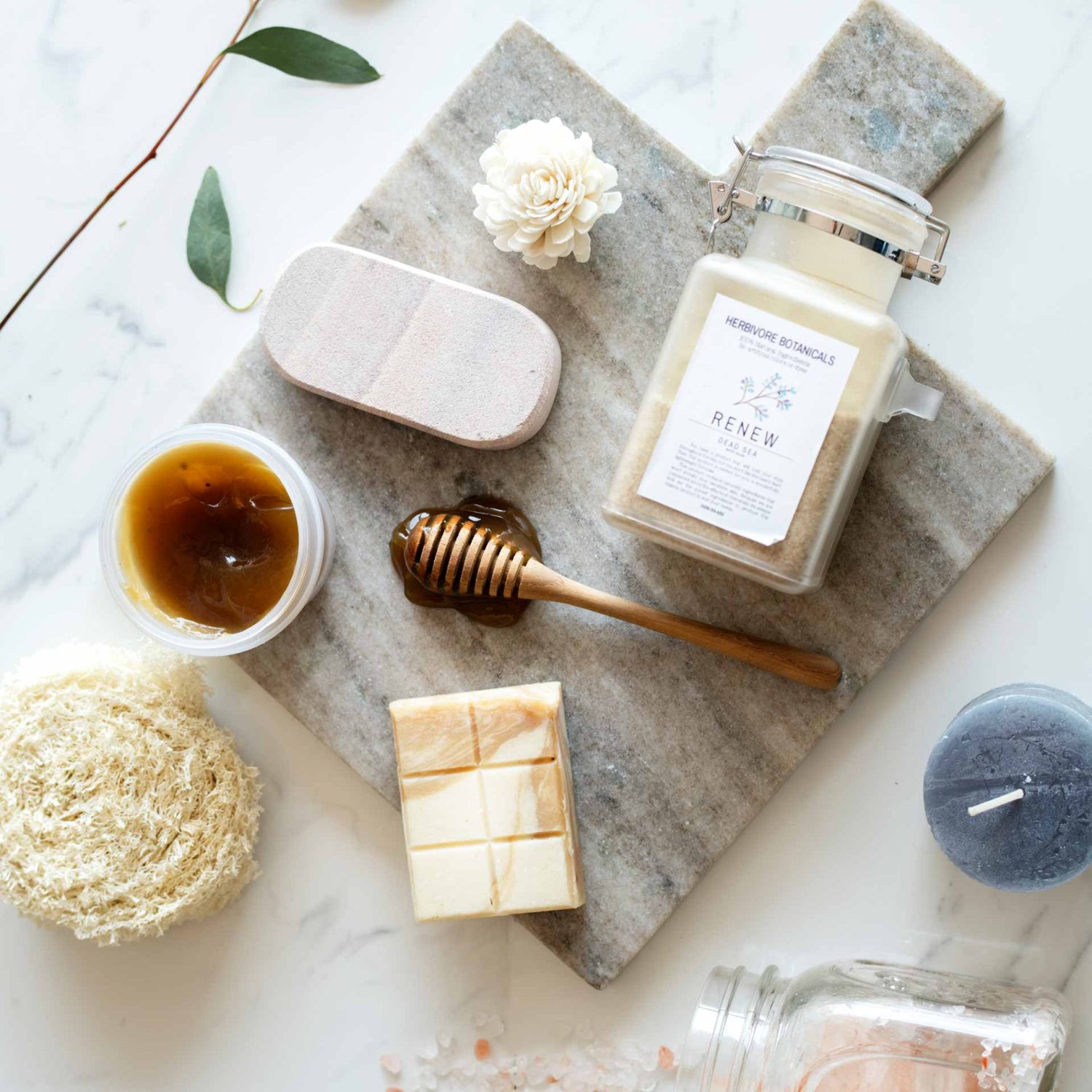 flat-lay-of-spa-treatment-set-7P5WBDZ.jpg